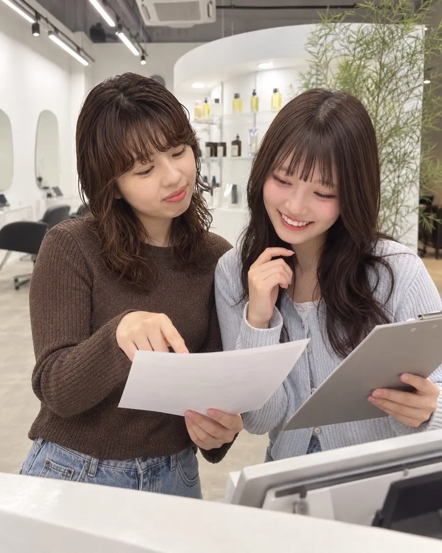 資料を見ながら相談するスタッフ